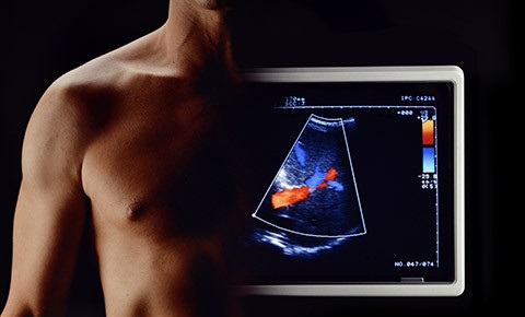 Uomo e un monitor ecografico che mostra un'immagine del cuore